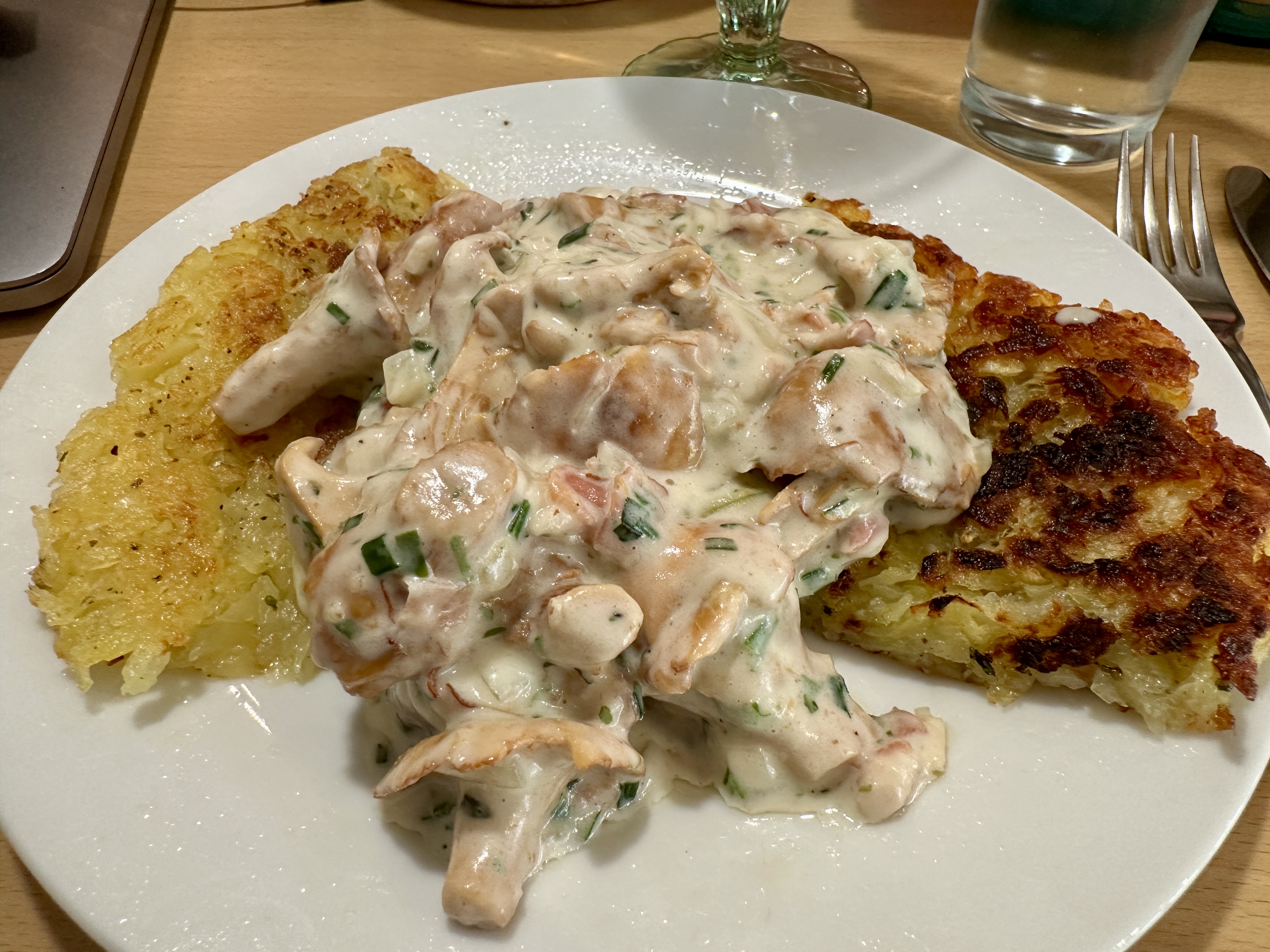 <i>Kartoffelr&ouml;sti</i><i>mit Pfifferlingen</i>
